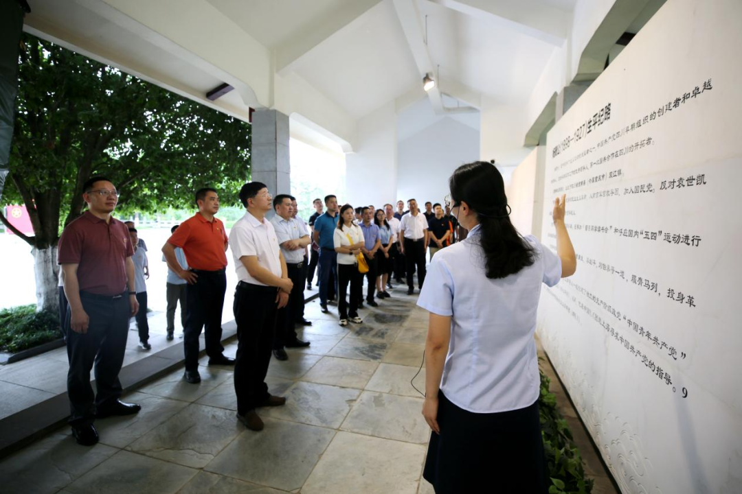 图为市残联机关全体干部职工认真聆听讲解 图为市残联机关全体干部职工认真聆听讲解